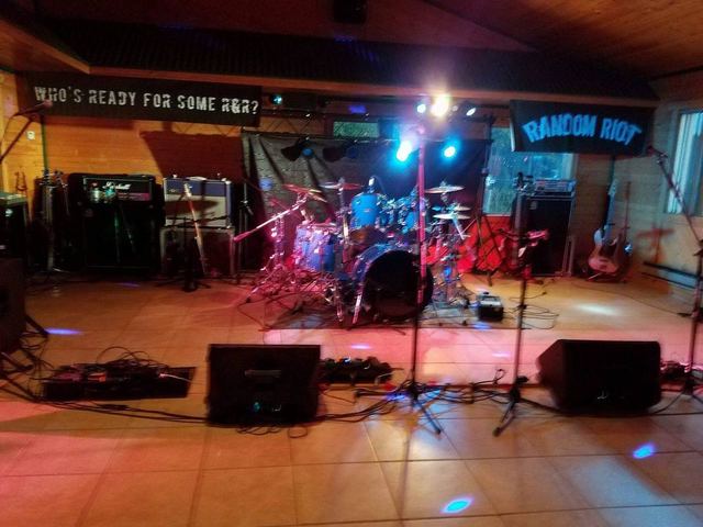 Random Riot live